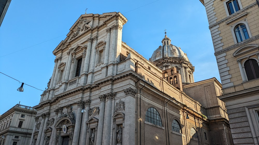 La moda proibita (Roberto Capucci e il futuro dell'Alta Moda) : Capucci's dresses in the Church