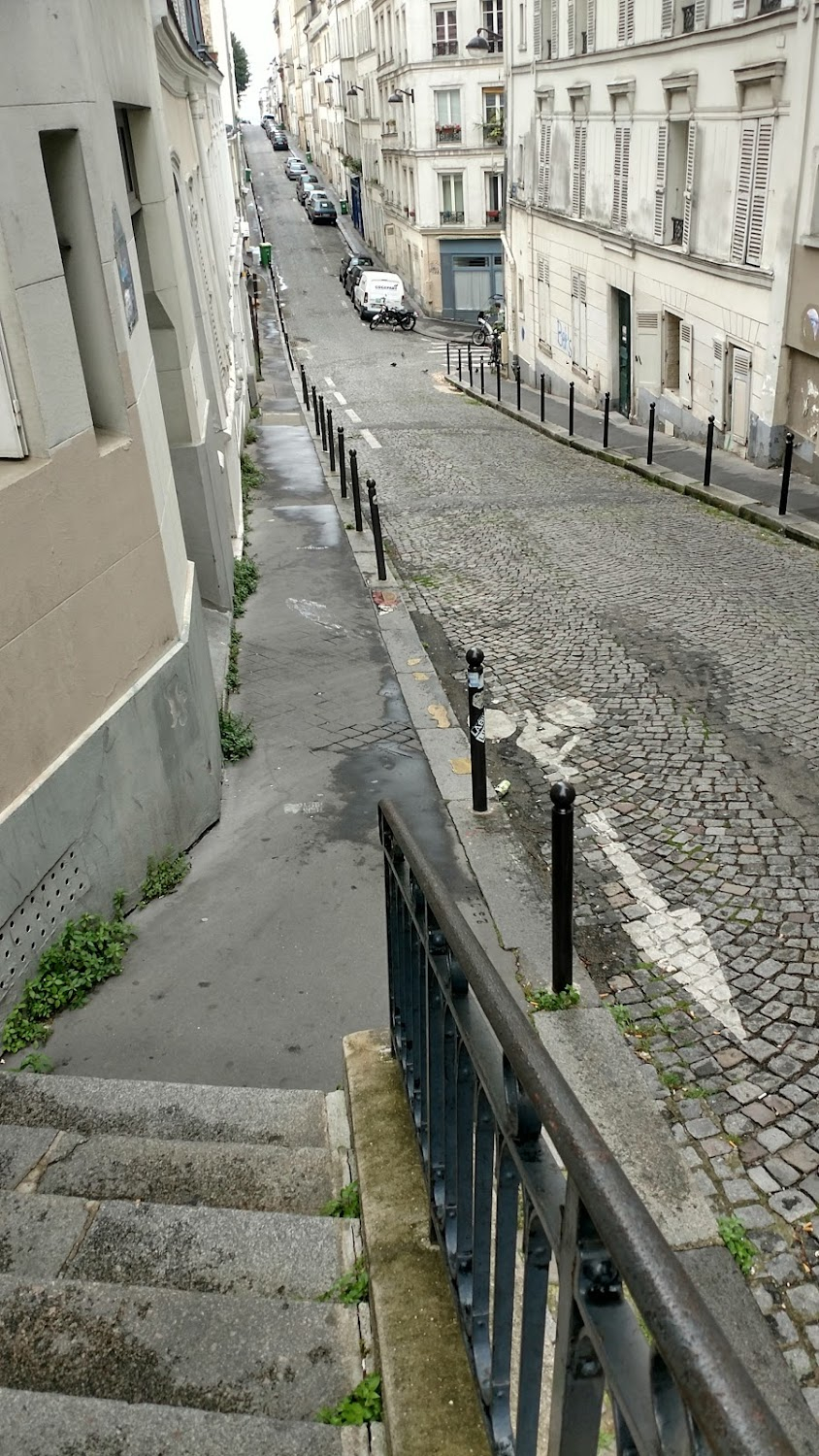 Papy fait de la résistance : Taupin walks down a street flanked by two German soldiers