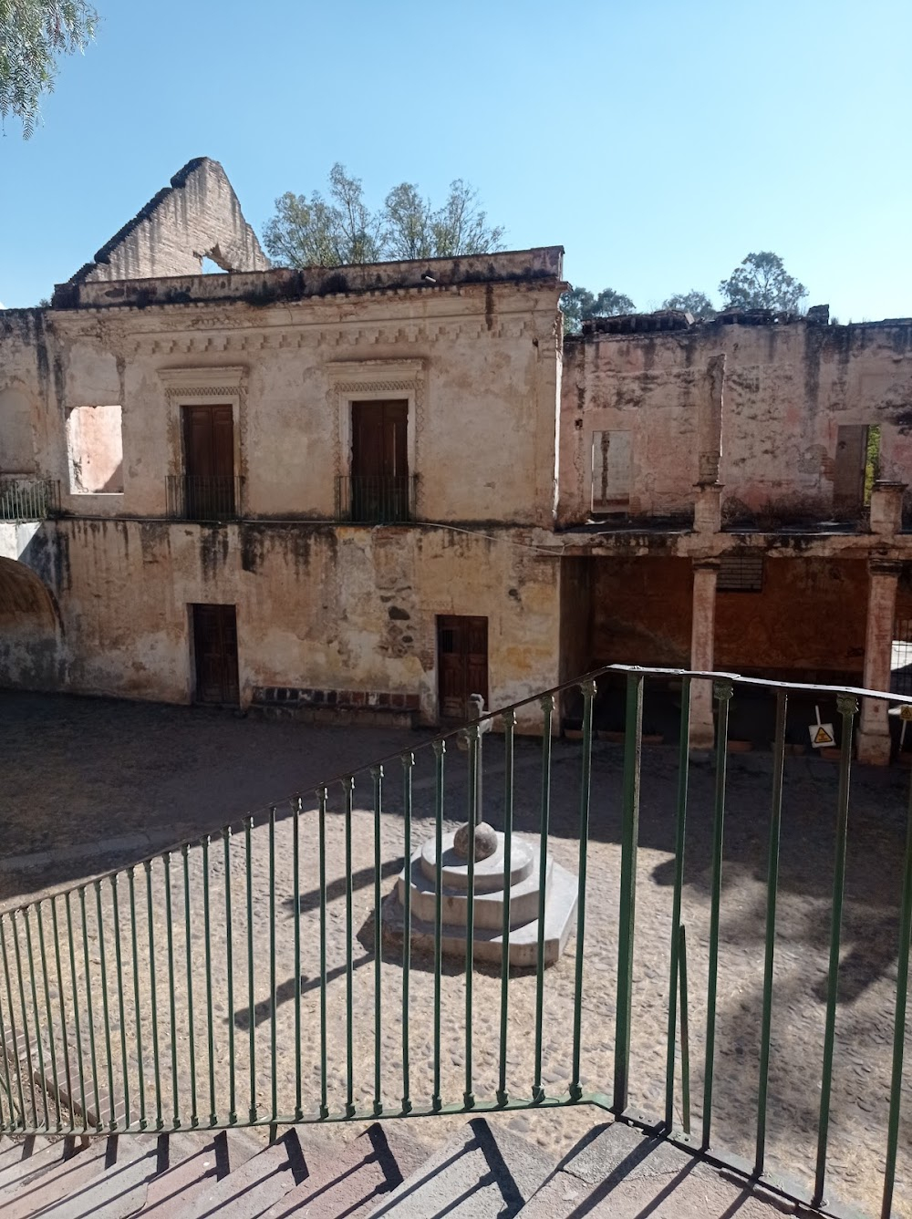 La mort en ce jardin : town and church