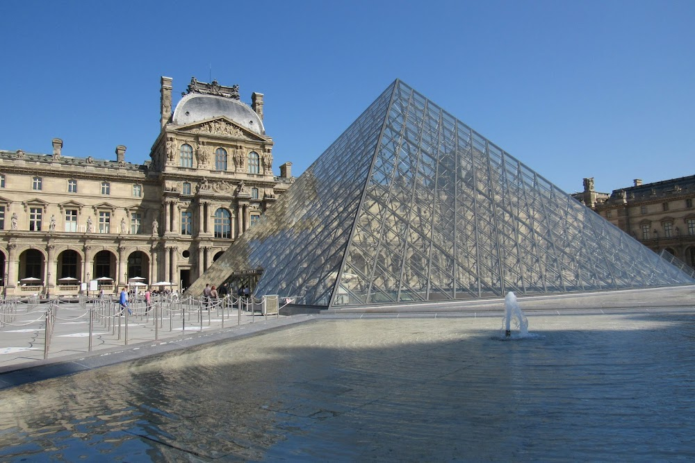 La page blanche : view of the glass pyramid at the beginning of the film