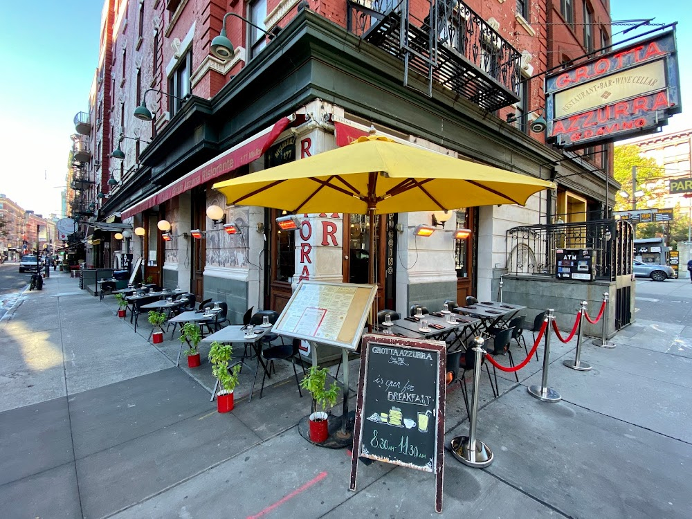 La poliziotta a New York : restaurant exteriors