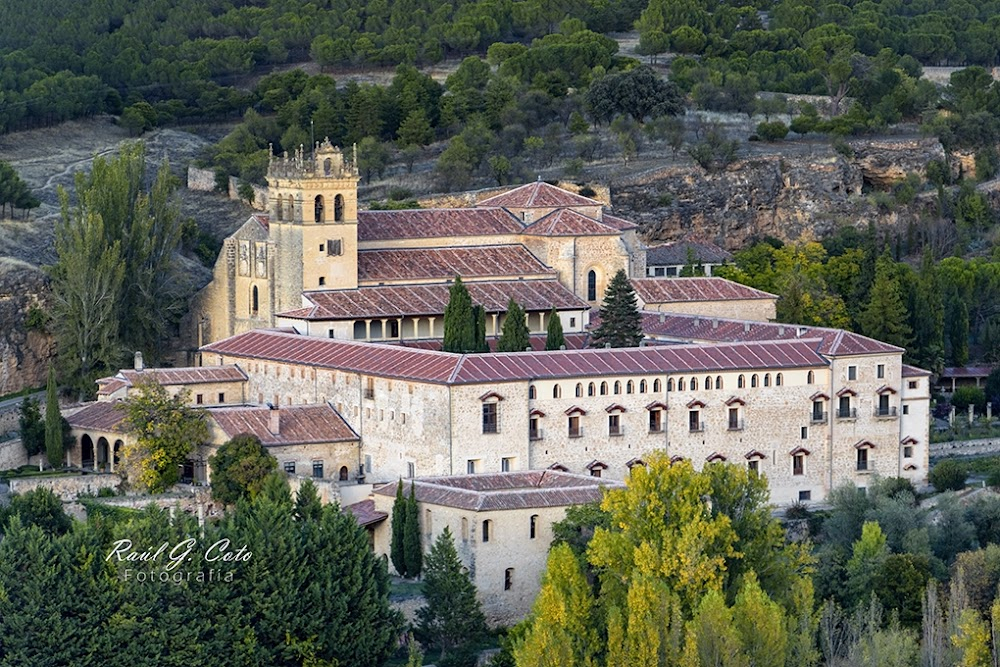 La prima Angélica : Stone cross where Angelica and Luis carved their names stands on the hill above the monastry