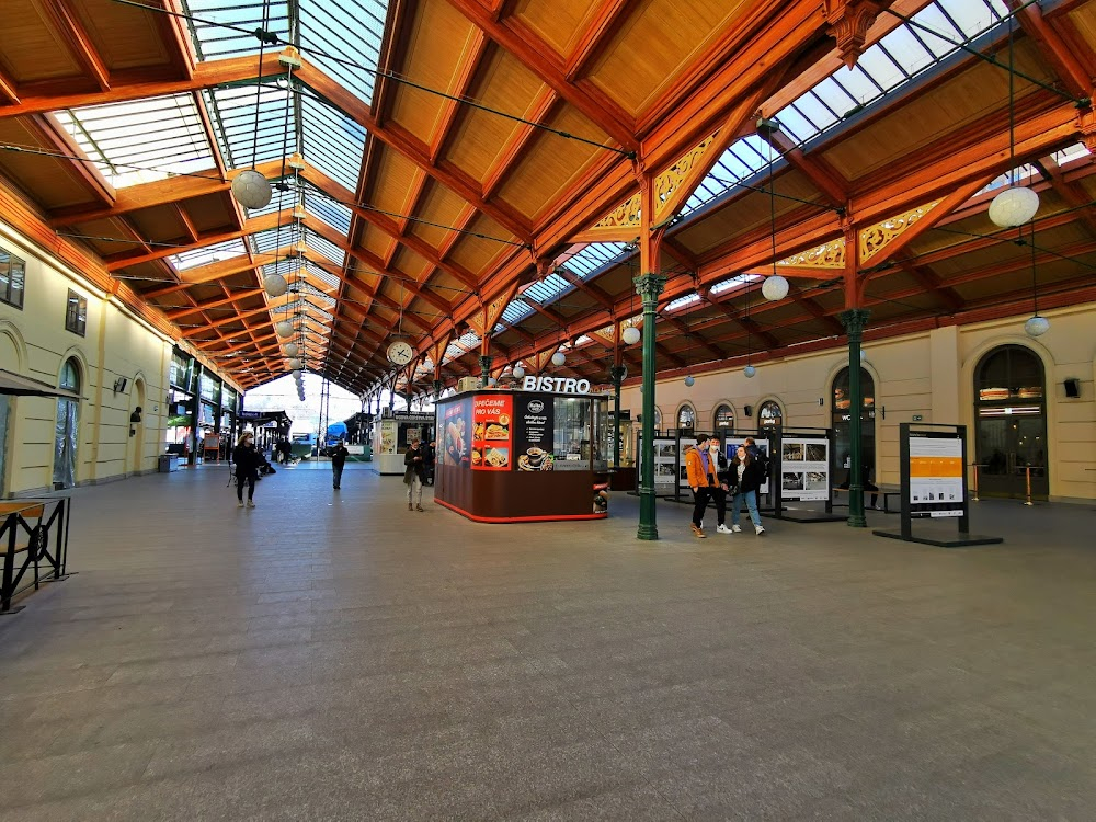 Hvezda jede na jih : Railway station Praha stred