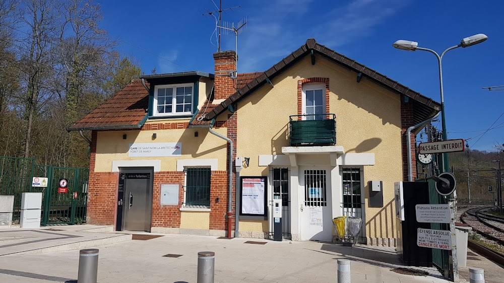 La proie pour l'ombre : Stuck in the car at a level crossing, Anna and Bruno have an argument