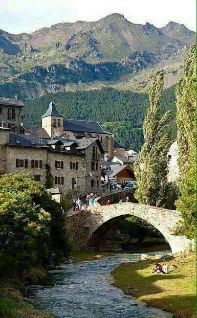 Muchos pedazos de algo : exteriors of the festival Pirineos Sur