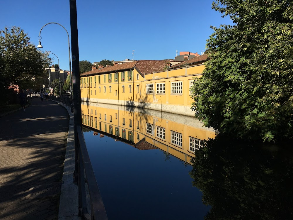 La rimpatriata : friends run after Lara along the canal and into the cafe Via Melchiorre Gioia