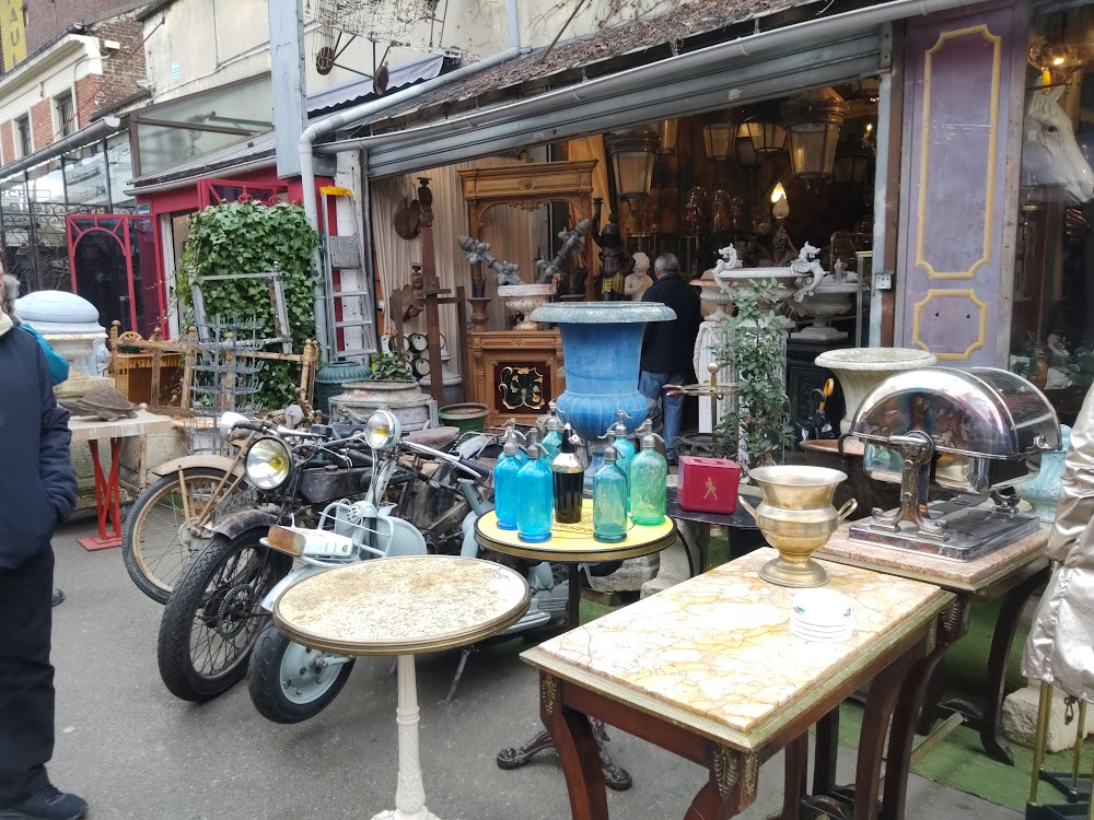 La sainte famille : Jean visits his brother's antique store lover