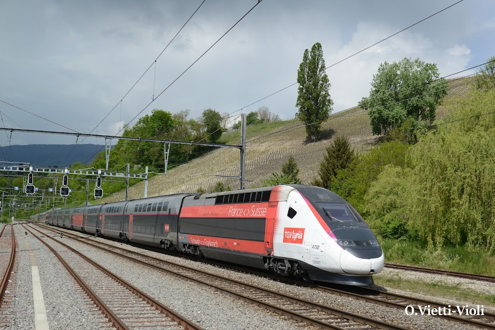 La salamandre : Paul and his little girl watch a train go by