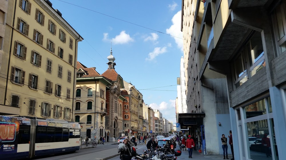 La salamandre : Pierre in the street ; the Pitoeff Theater can be seen in the background