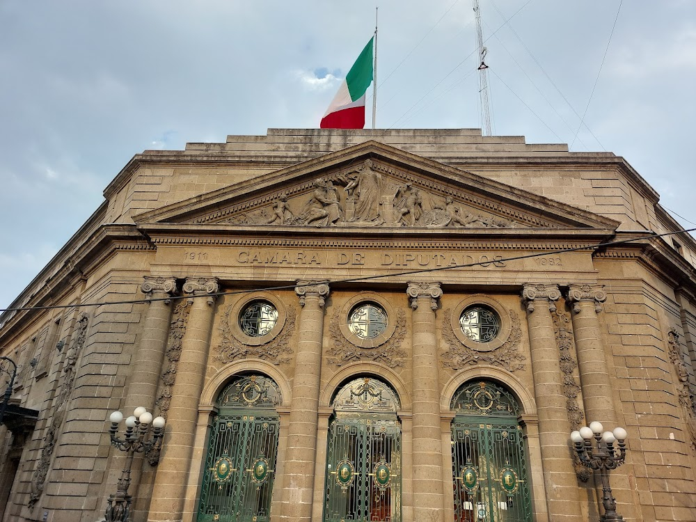 La sombra del Caudillo : Facade of the building, and several scenes inside.