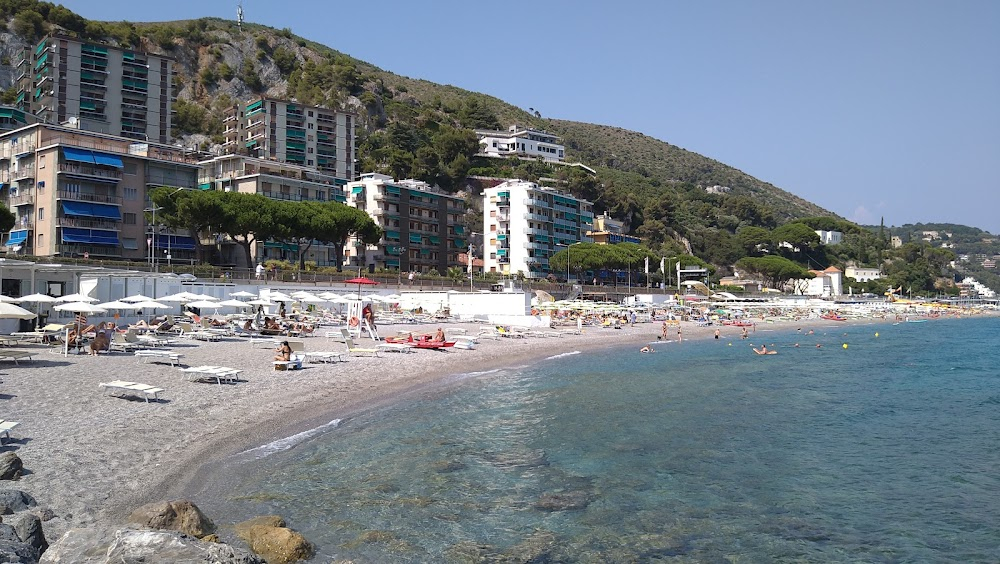 La spiaggia : Palace Hotel in Via Aurelia 121 - facade and interiors - and the private beach in front. Scene between Anna Maria and Silvio at bar-ristorante-dancing Sirio in Via Aurelia, also used for the dancing scene later.