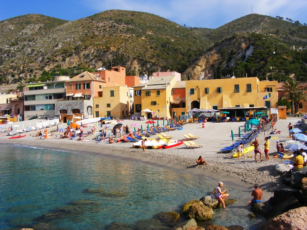 La spiaggia : Location for the rocky beach where the children play, and shot of a train passing by, between two tunnels.