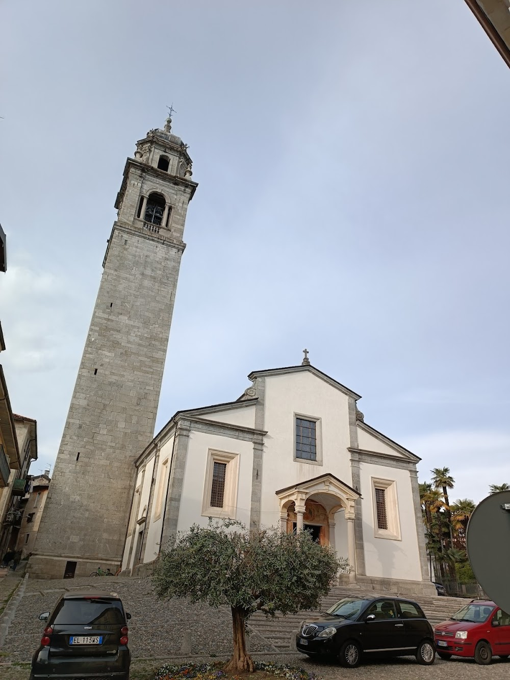 La stanza del vescovo : The church is in the background when Maffei sees a cyclist who looks like Orimbelli.