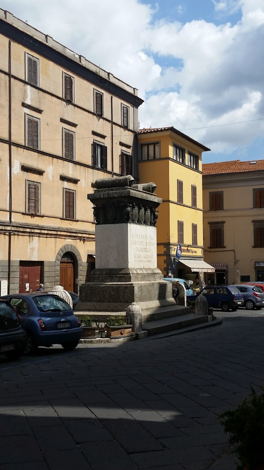 La strada : night scenes in the town square when Zampano finds Gelsomina