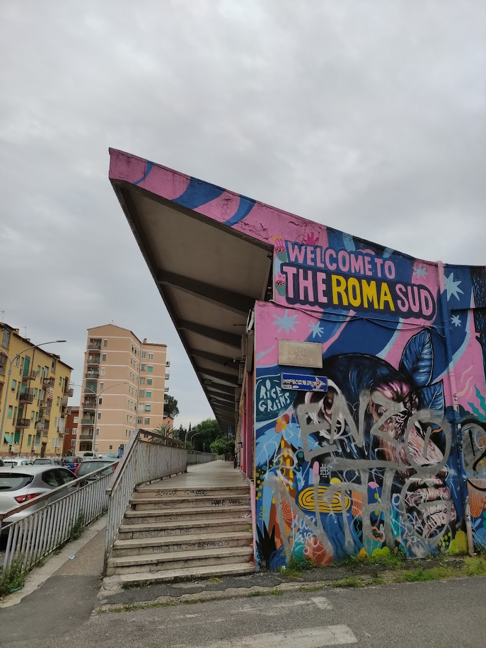 La strada : Gelsomina waiting for Zampano to come out of police station