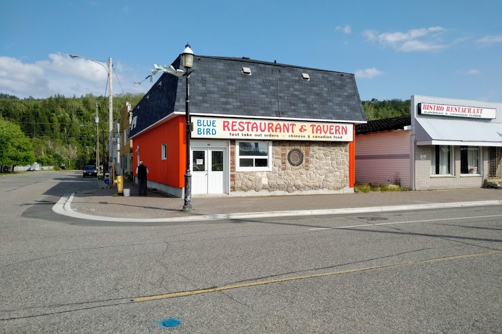 La Switch : Scenes at the defunct diner where Julie works