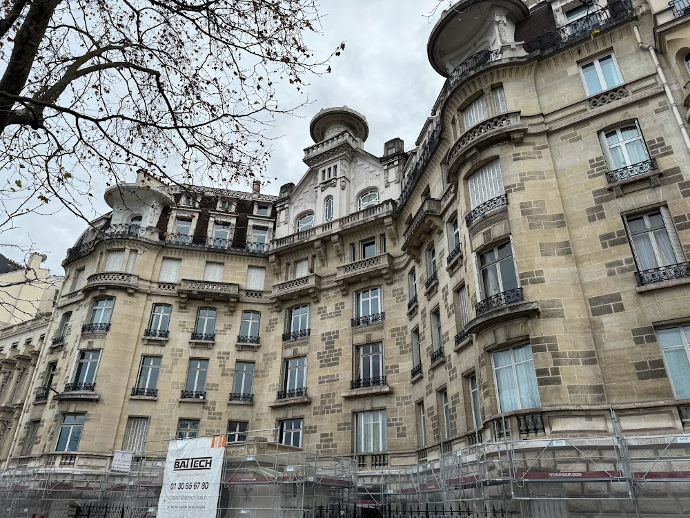 La totale ! : Vanessa's apartment building and rooftop