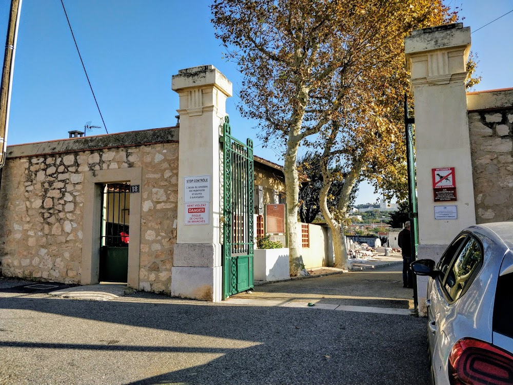 La vieille dame indigne : cemetery