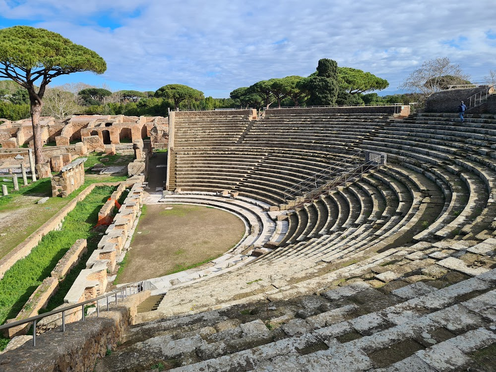 La voglia matta : Outdoor Theatre, opening scenes