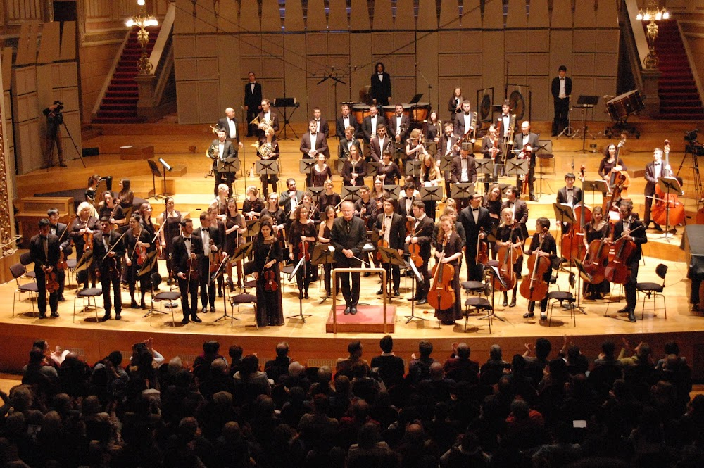 La volante : Léo plays the clarinet on stage