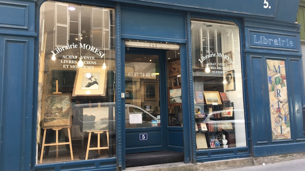 La volante : Marie-France at Audrey's bookstore, pretending she's come to buy a traveling guide