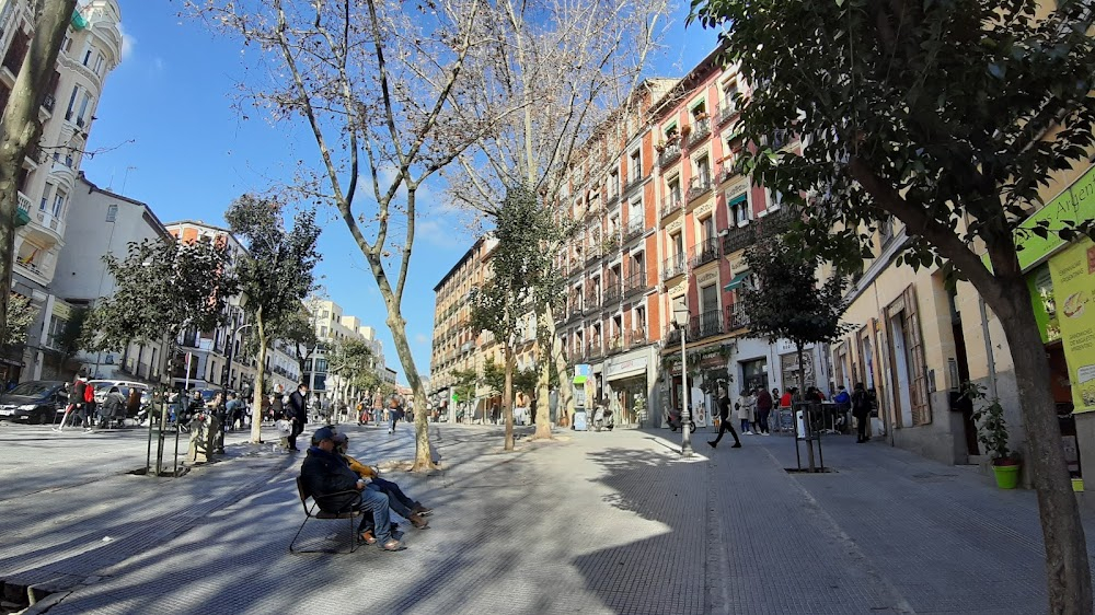 Que Dios nos perdone : policemen struggle in front of Mrs. March's, 17 Calle Ribera de Curtidores