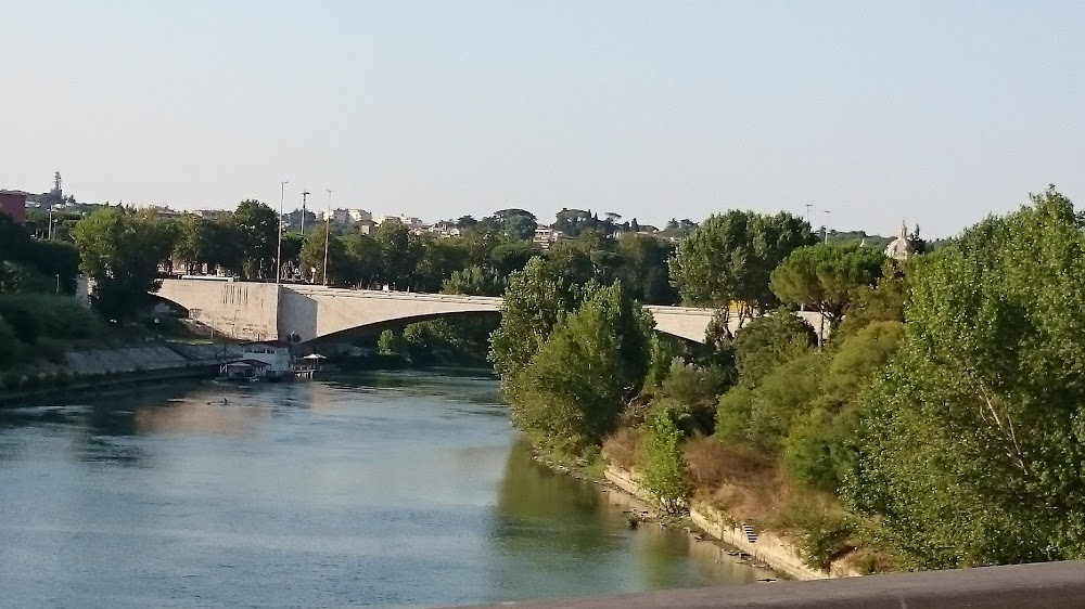 Ladri di biciclette : bridge where boy is rescued from river