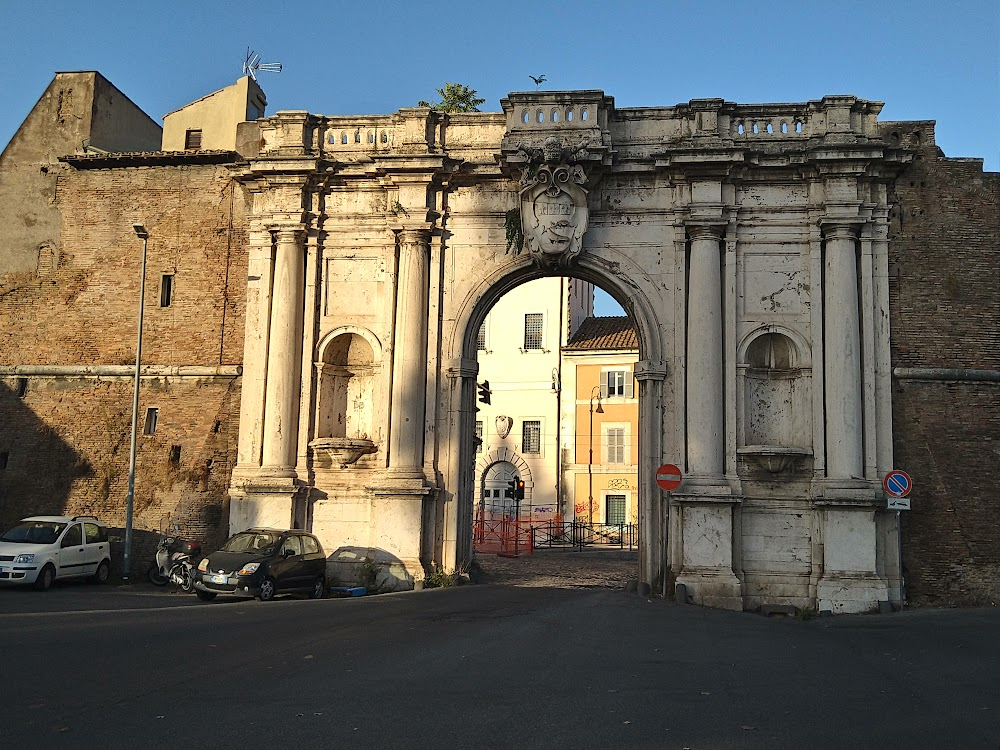 7 donne d'oro contro due 07 : Marble arch and street market.