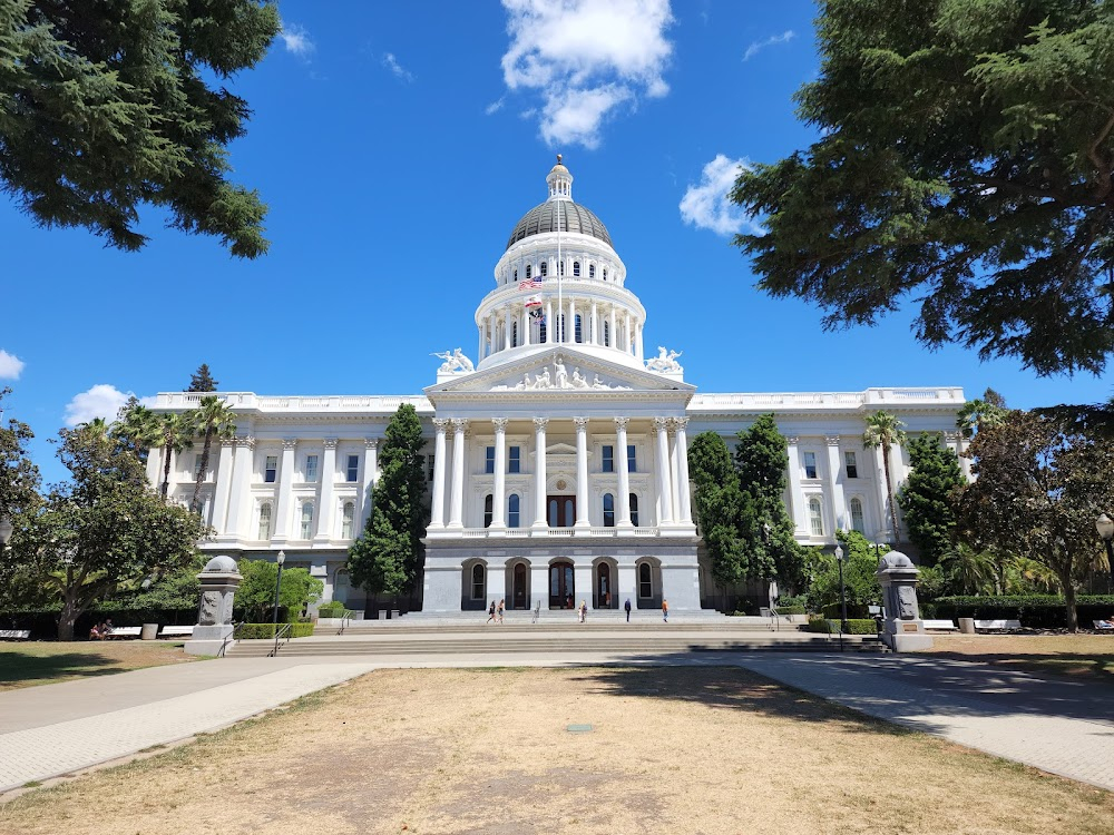 Lady Bird : brief shot of exterior