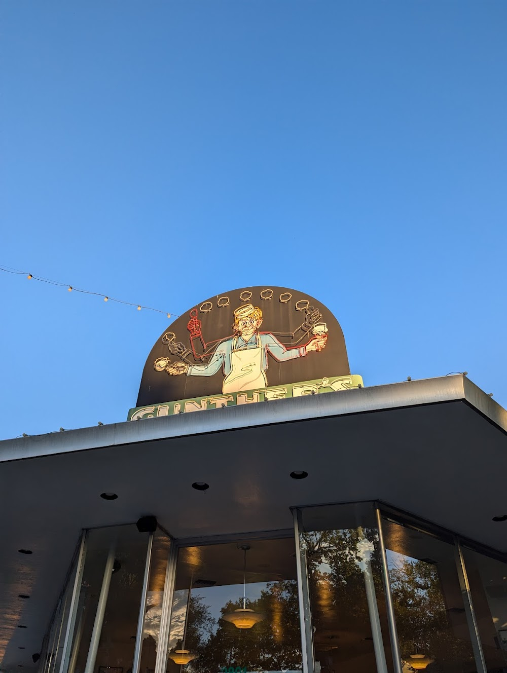 Lady Bird : Exterior shown briefly at night