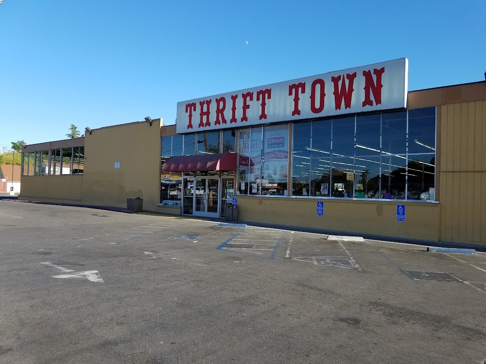 Lady Bird : Thrift Town store where Lady Bird and her mom shop