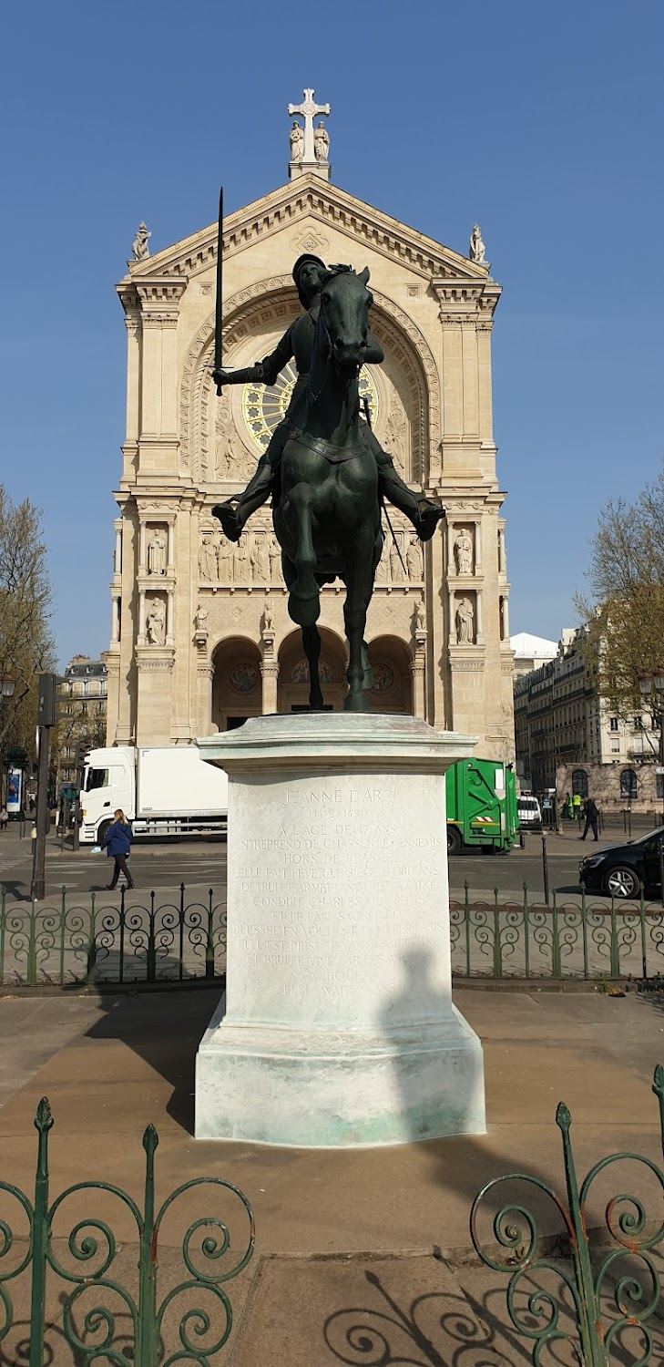 Le nouveau testament : Fernand waiting in front of the statue of Jeanne d'Arc