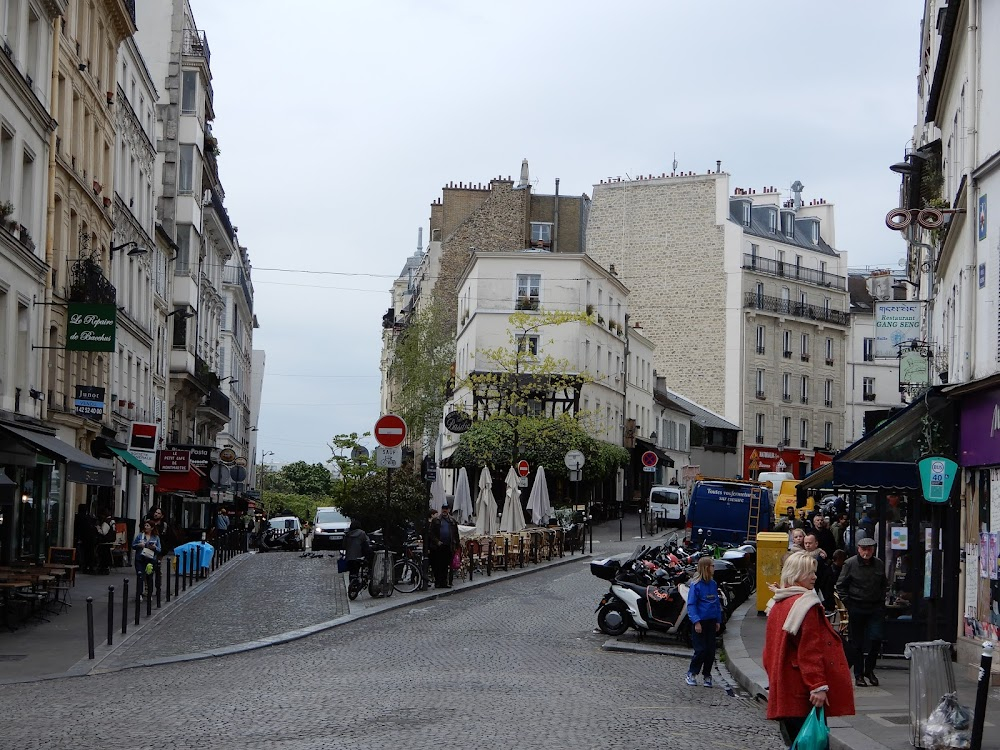 Ils étaient neuf célibataires : funeral procession