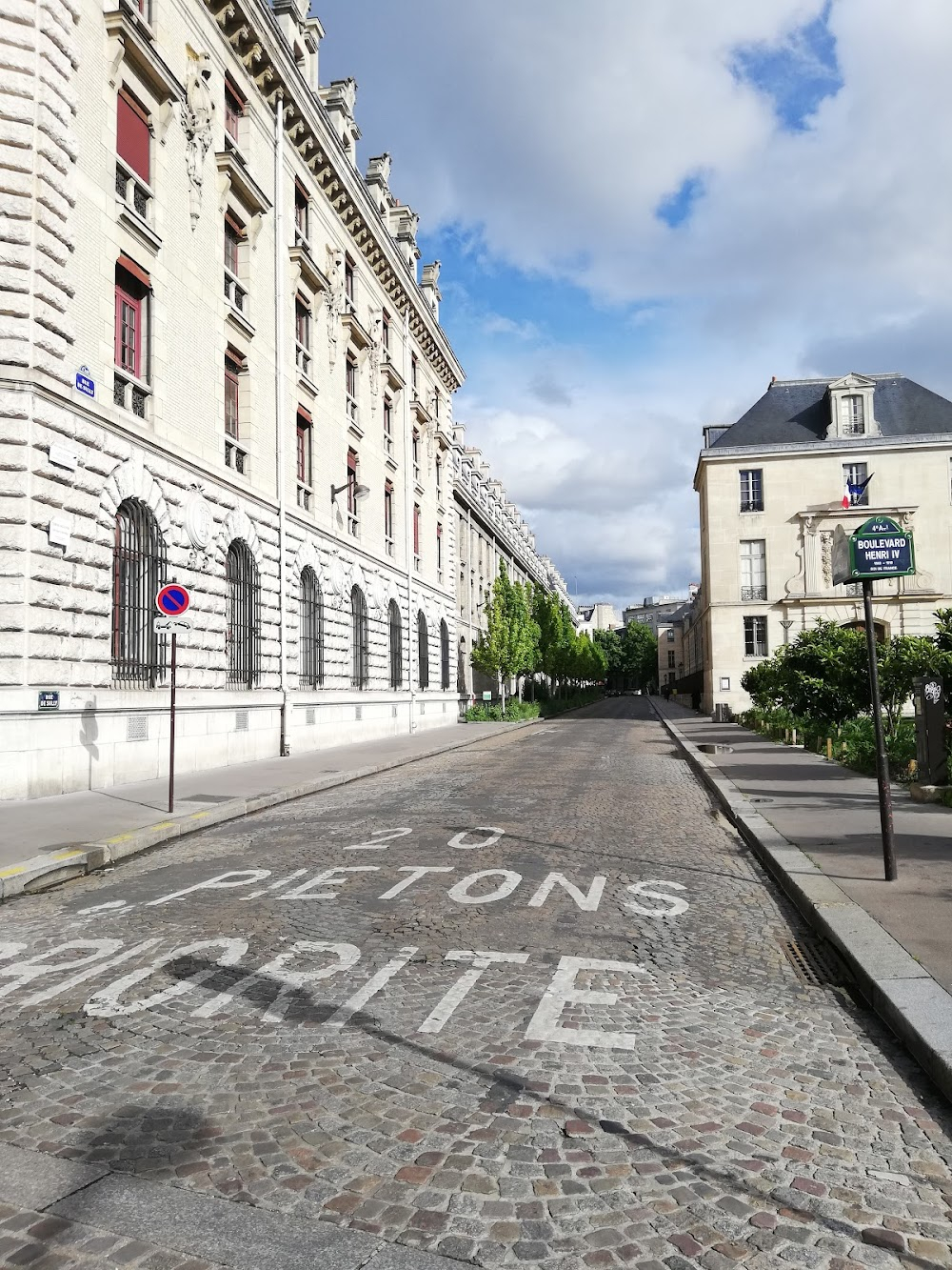 On connaît la chanson : horse guards parade, Sully-Morland metro exit