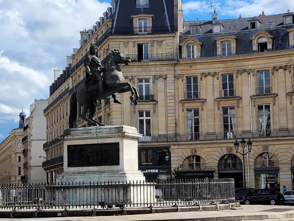 Le château de verre : The cab arrives at a roundabout and diverts towards Le Bourget airport.