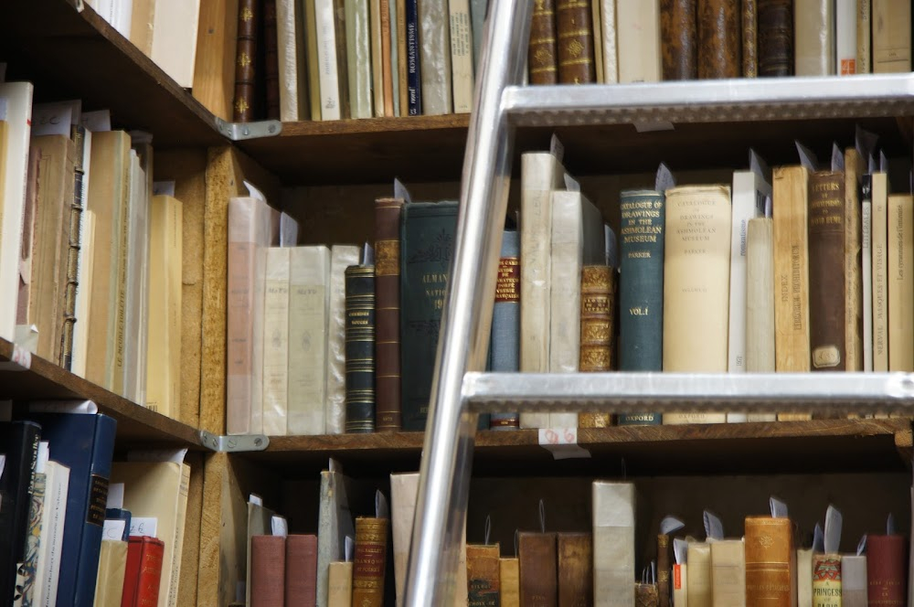 L'art d'aimer : Amélie introduces Isabelle to Boris in a bookshop