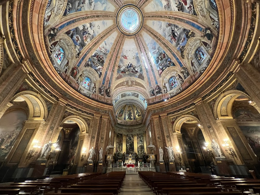 Que Dios nos perdone : church interiors