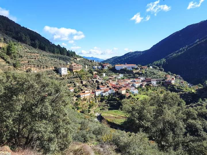 Las Hurdes : village described as a scaly back, terrace fields on river banks