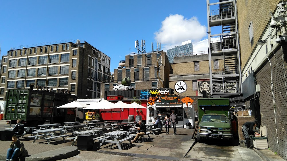 Last Christmas : Area for Tom's apartment, with recognizable shop and restaurant