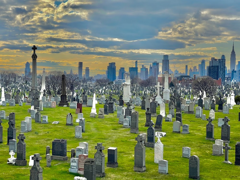 Last Embrace : Scene in cemetery where Hannan confronts Quittle and ends with sunset view of Manhattan skyline