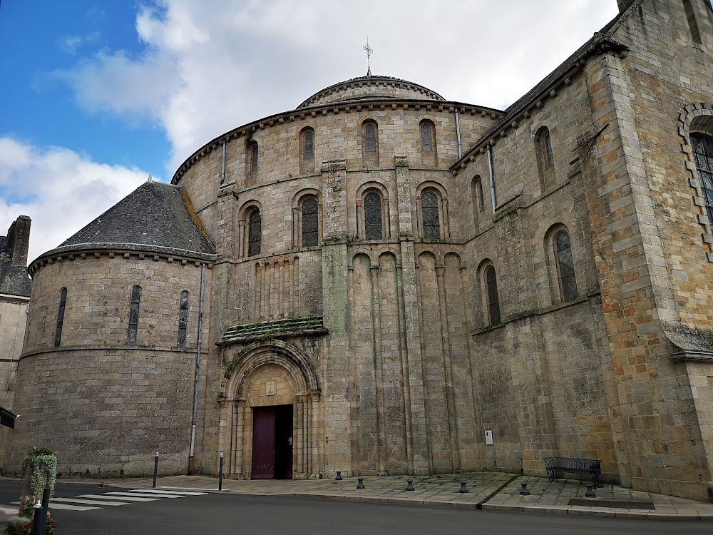 Le bois des amants : Herta goes up the stairs of the abbey