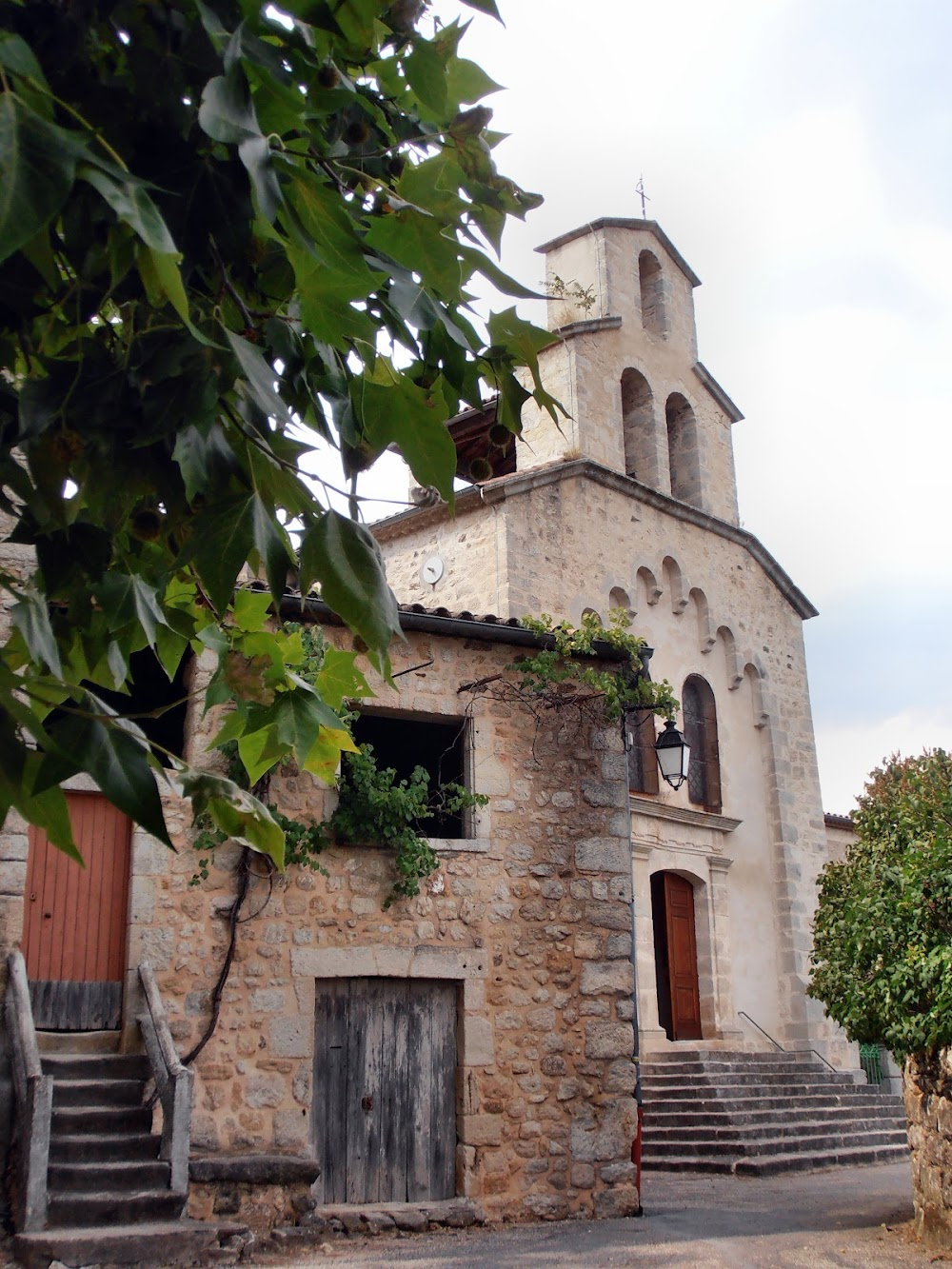 Le cabanon rose : town's main square: bus stop and church exteriors