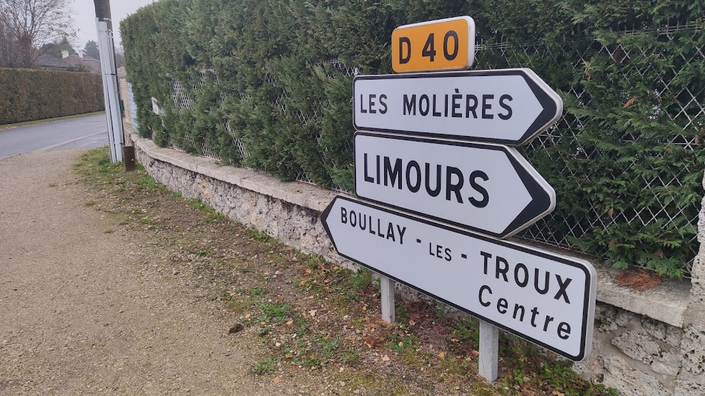 Le charme discret de la bourgeoisie : the bourgeois walk along the road RD40 toward Gare de Boullay