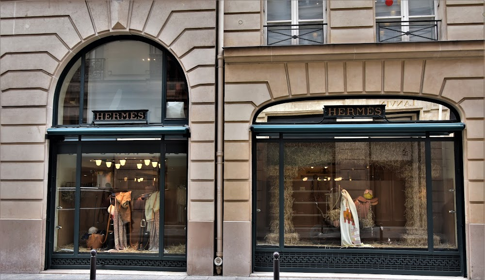 Le château de verre : Evelyne and Remy in front of the window of a luxury boutique