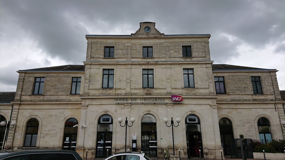 Le ciel sur la tête : train station