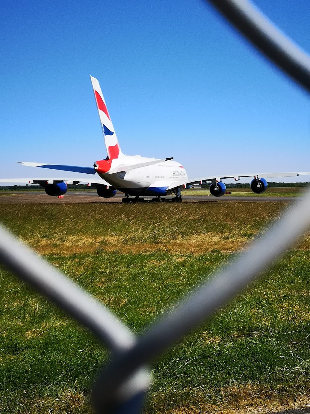 Le clan des Siciliens : airplane landed on highway