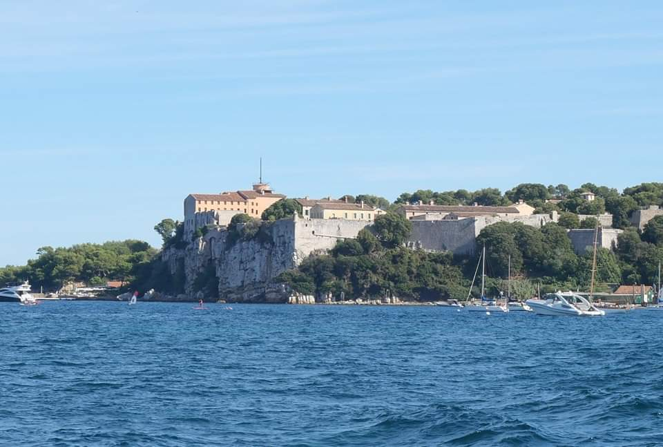 Le comte de Monte Cristo : Chateau d'If courtyard, scene of body thrown in the sea