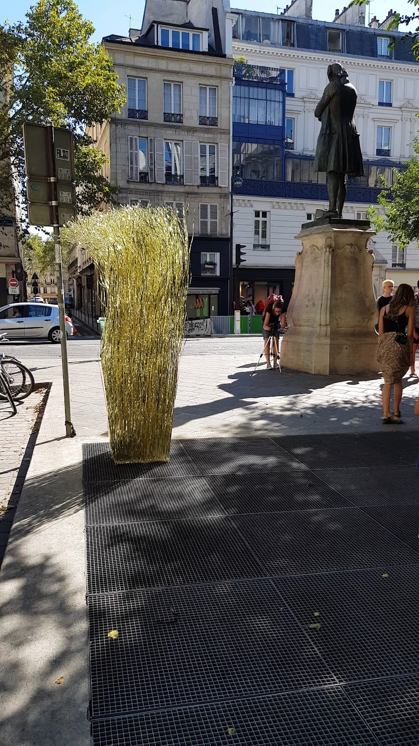 Le concert : Viktor and Sasha walk in a street