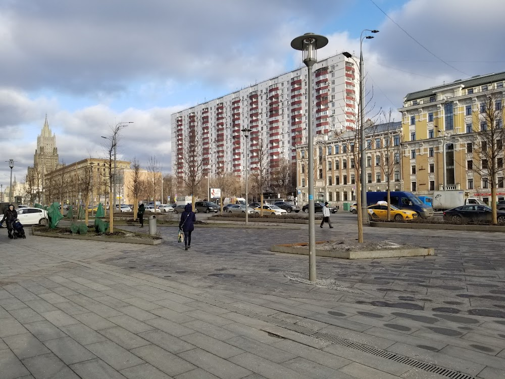 Le concert : Andrey and Sasha drive in an ambulance past the Ministry of Foreign Affairs