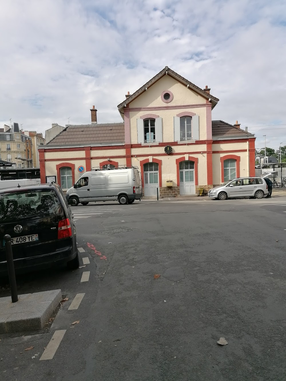 Le cri du cormoran, le soir au-dessus des jonques : train station